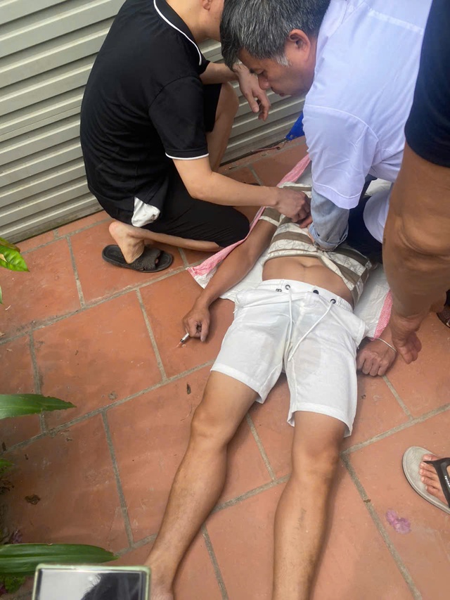 Chở theo con gái, tài xế Mercedes vẫn dừng xe bên đường 'chơi ma túy' rồi tông vào loạt ô tô - Ảnh 2.