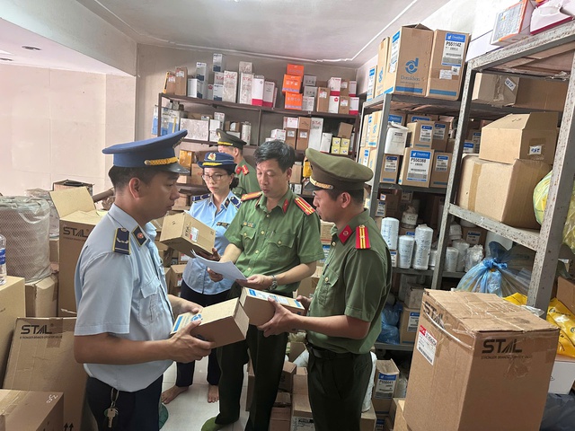 Cảnh sát bất ngờ kiểm tra một công ty - Ảnh 1.