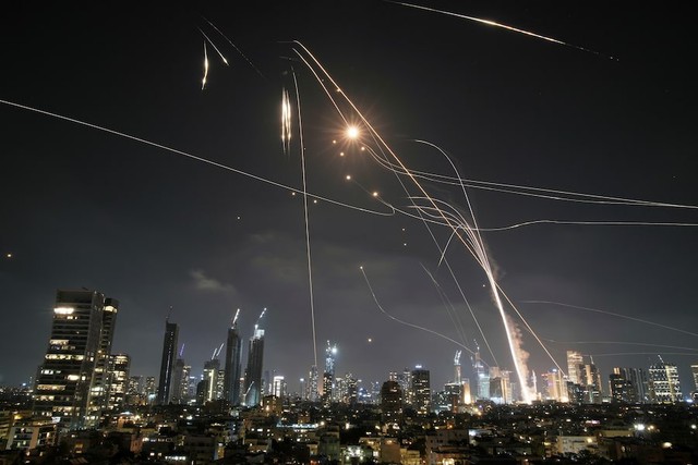 Hệ thống phòng không Israel gặp khủng hoảng trước tên lửa Iran , công nghệ phòng thủ lộ điểm yếu - Ảnh 1.