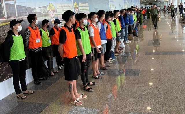 Khám xét nơi ở của "trùm cuối" Phan Đình Thịnh và Lê Thị Trà trong dây lừa đảo 2.000 tỷ  - Ảnh 3.