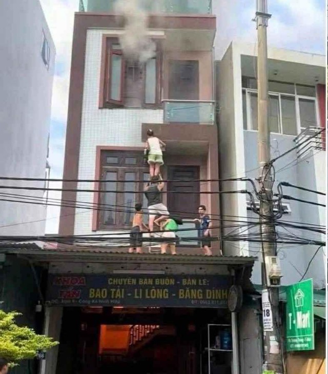 Hình ảnh hàng xóm bắc thang, cứu 4 người trong ngôi nhà đang cháy ở Hà Nội - Ảnh 1.