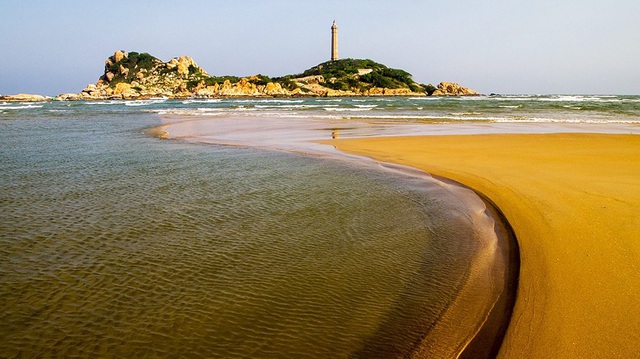 Nơi có cả biển và núi cách TP.HCM gần 200km: Nằm giữa biển nhưng không phải đảo, nước rút có thể đi bộ ra - Ảnh 2.