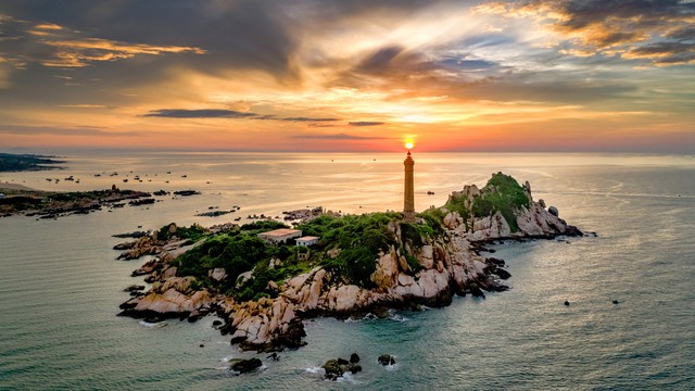 Nơi có cả biển và núi cách TP.HCM gần 200km: Nằm giữa biển nhưng không phải đảo, nước rút có thể đi bộ ra - Ảnh 1.
