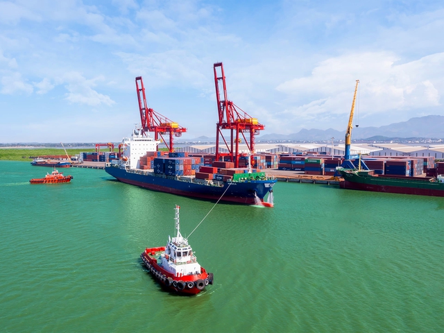 Siêu tàu CHU LAI PORT 02 30 tỷ vừa "trình làng" tại siêu cảng của Việt Nam: "Bộ đôi vũ khí" sừng sững trước sóng lớn - Ảnh 2. Siêu tàu CHU LAI PORT 02 30 tỷ vừa "trình làng" tại siêu cảng của Việt Nam: "Bộ đôi vũ khí" sừng sững trước sóng lớn - Ảnh 2.