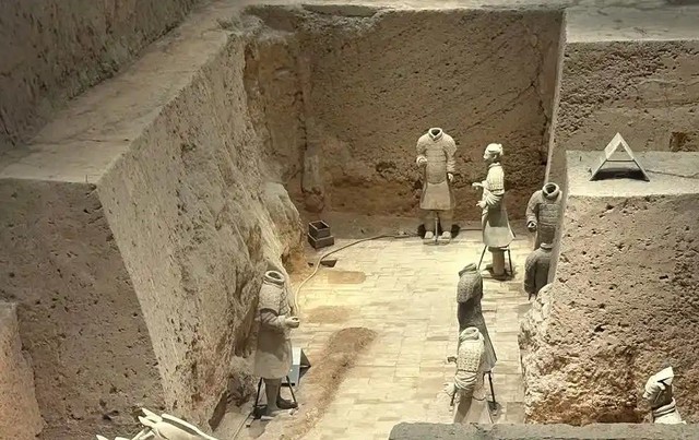 Có người nhảy vào hố Binh mã dõng: “Kỳ quan thứ 8 của thế giới” ở Trung Quốc tổn hại không thể đảo ngược - Ảnh 1.