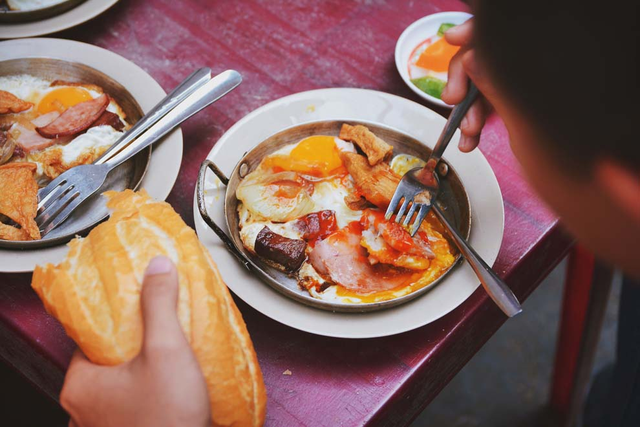 Khách Tây thốt lên: Đây có lẽ là món ăn sáng ngon nhất ở TP.HCM - Ảnh 3.