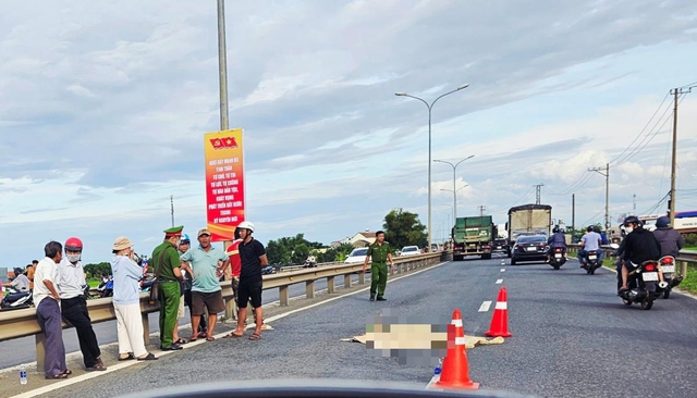 Diễn biến mới vụ đâm bạn gái rồi chạy ra đường, bị xe tải tông chết - Ảnh 2.