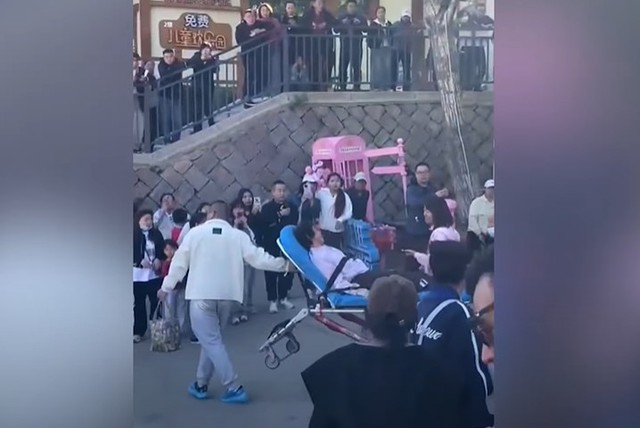 Sự cố trò chơi mạo hiểm khiến 20 du khách lao như 'tên bắn' xuống đất, dấy lên lo ngại về an toàn - Ảnh 2.