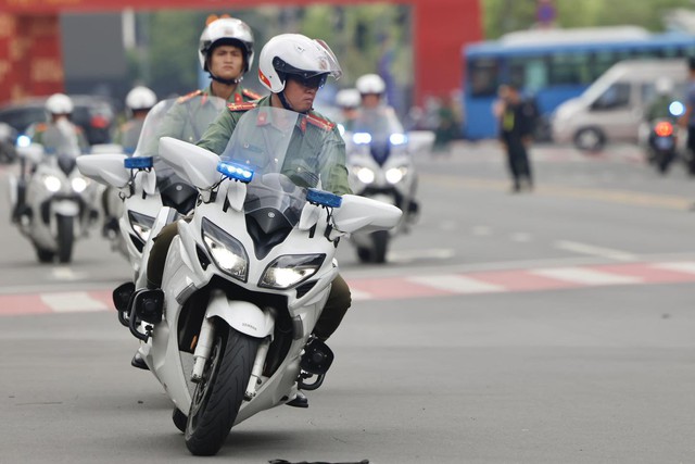 Vinh quang ngành Công an: Xe hộ tống thực hiện pha lái chiến thuật cực khó, VF 9 lần đầu được làm 1 việc - Ảnh 4.