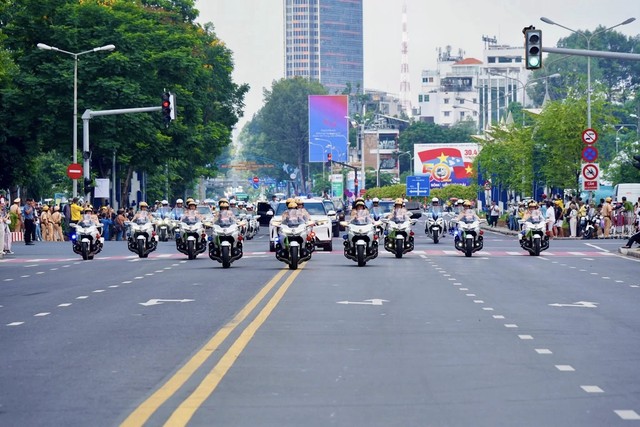 Vinh quang ngành Công an: Xe hộ tống thực hiện pha lái chiến thuật cực khó, VF 9 lần đầu được làm 1 việc - Ảnh 1.