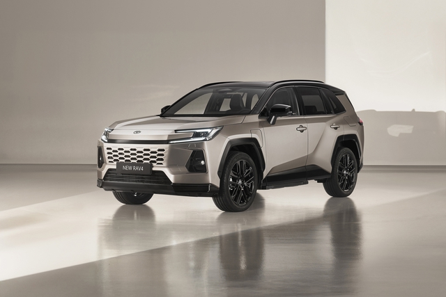 Toyota RAV4 PHEV bán chạy đến mức 'không giữ nổi xe ở đại lý' - Ảnh 1.