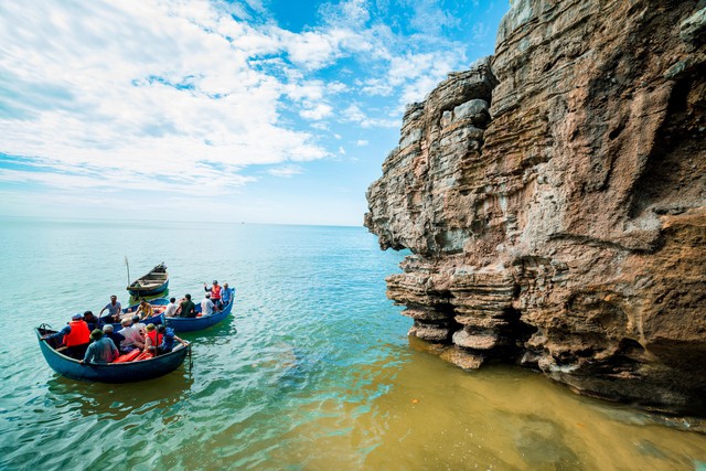 Phát hiện bãi biển ít du khách biết ở Nghệ An, người bản địa nhận xét: Nước trong xanh hơn Cửa Lò - Ảnh 6.