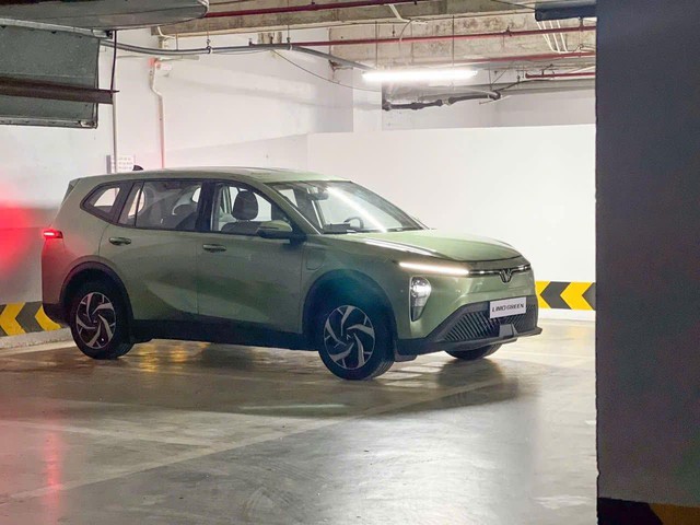 VinFast Limo Green lộ diện ngoài đời, ảnh tràn ngập mạng xã hội: Thiết kế của xe do người Việt làm 100% - Ảnh 1.
