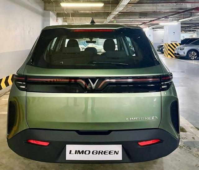 VinFast Limo Green lộ diện ngoài đời, ảnh tràn ngập mạng xã hội: Thiết kế của xe do người Việt làm 100% - Ảnh 2.