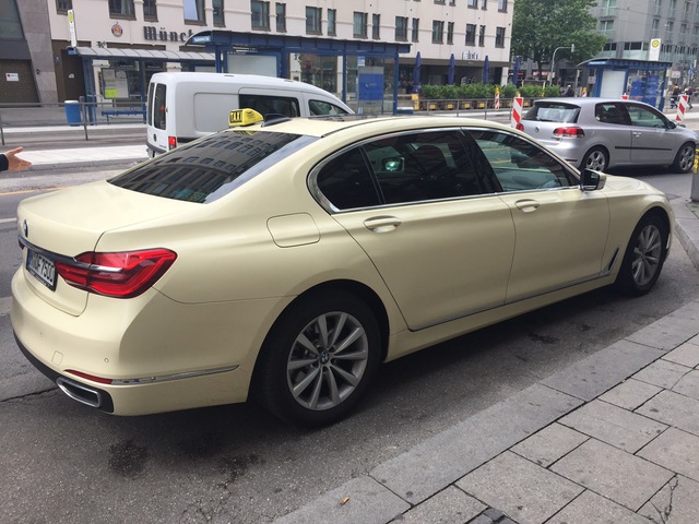 Taxi ở Đức toàn Mercedes, BMW, Audi, xe của VinFast cũng đã được sử dụng: Hãng nào vận hành? - Ảnh 2.