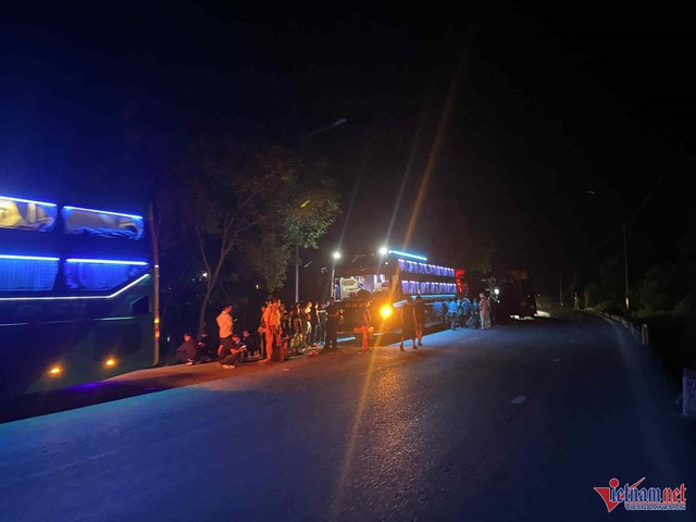 Hiện trường kinh hoàng vụ tai nạn liên hoàn giữa 3 xe khách chở hơn 100 người ở Huế, nhiều người nhập viện - Ảnh 1.