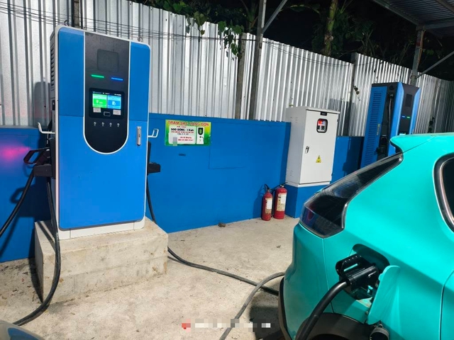Tài xế VinFast mang xe đi sạc, bất ngờ khi được cầm thêm tiền về - Ảnh 1.