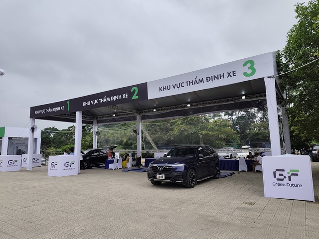 VinFast đổi xe xăng lấy xe điện, khách mang Mercedes đến - Ảnh 1.