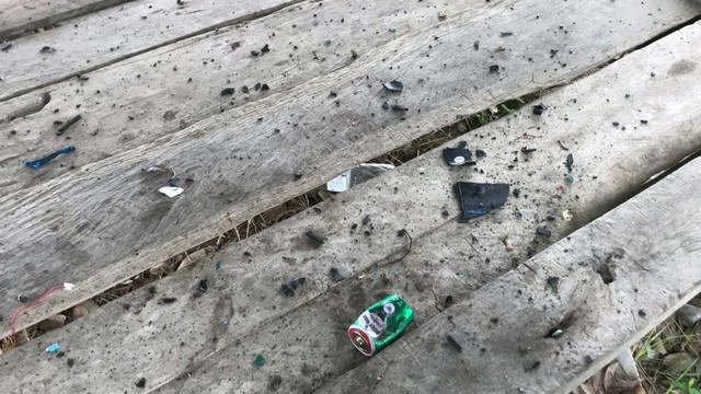 Ra đồng nhìn thấy chiếc radio, người phụ nữ vừa bật lên thì hét lớn rồi ngã quỵ - Ảnh 1.