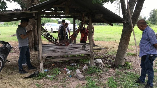 Ra đồng nhìn thấy chiếc radio, người phụ nữ vừa bật lên thì hét lớn rồi ngã quỵ - Ảnh 2.