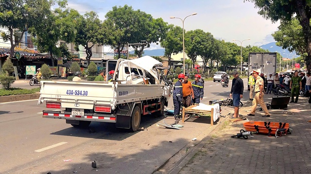 Tai nạn giao thông Đà Nẵng: Nam phụ xe mắc kẹt trong cabin , một người tử vong - Ảnh 2.