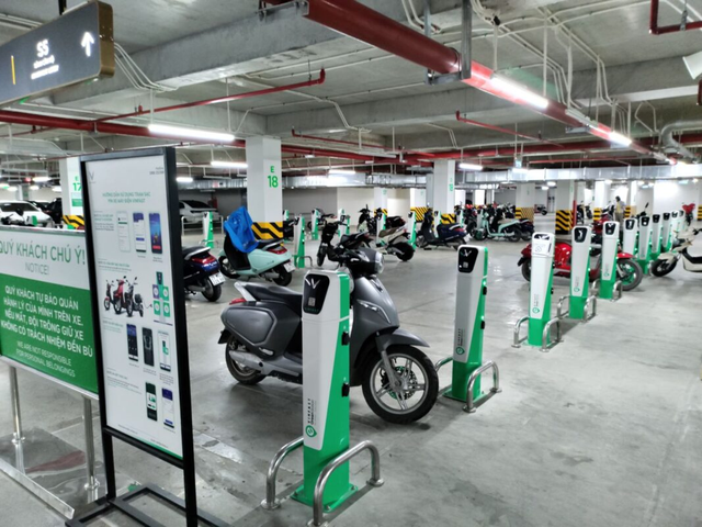 Cấm xe máy xăng ở Hà Nội: Xe máy điện có tốt hơn? - Ảnh 2.