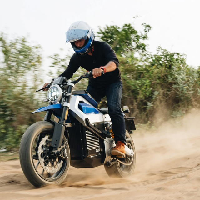 Đây là 'siêu' xe máy điện do Việt Nam sản xuất: Khỏe ngang ô tô, đi 240km/sạc, pin có 5 tầng bảo vệ - Ảnh 2.