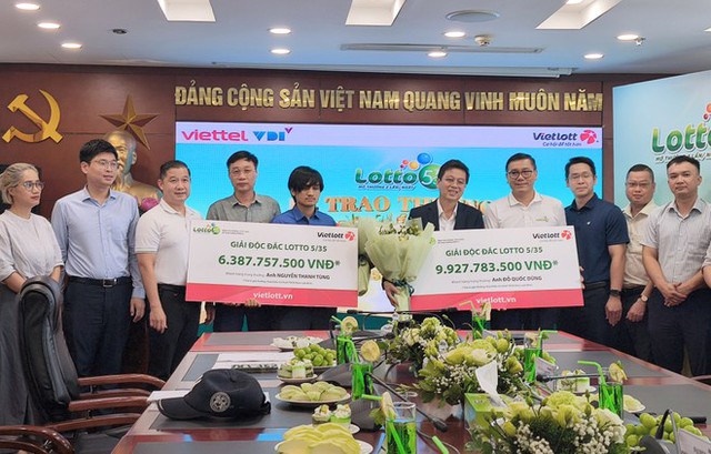Trúng Vietlott hàng chục tỷ đồng, 2 người đàn ông nói lý do không đeo mặt nạ khi nhận thưởng - Ảnh 1.