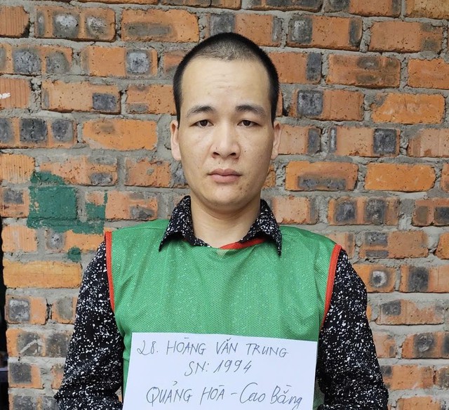 Gần 200 cảnh sát đồng loạt đột kích 3 điểm nóng, bắt 74 người - Ảnh 1.