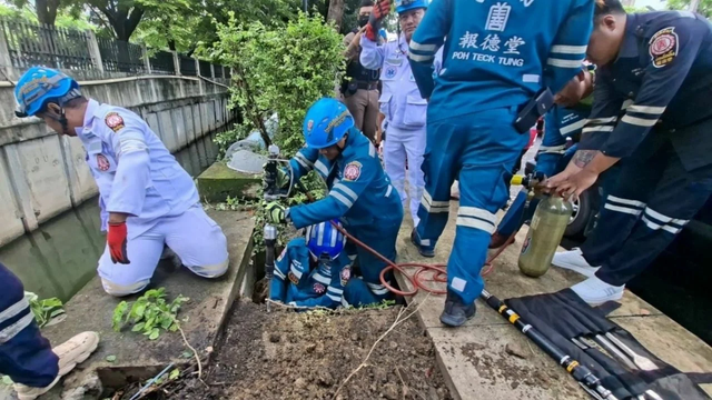 Người đàn ông khỏa thân mắc kẹt dưới cống với hành vi kỳ lạ khó hiểu - Ảnh 1. Người đàn ông khỏa thân mắc kẹt dưới cống với hành vi kỳ lạ khó hiểu - Ảnh 1.