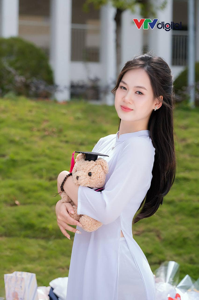 Dung mạo xinh đẹp của thủ khoa khối A00 toàn quốc đạt 3 điểm 10, bí quyết học giỏi là không học quá nhiều - Ảnh 1.