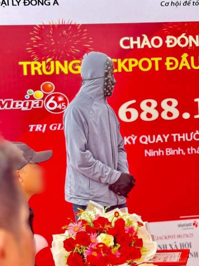Trúng Vietlott 8,7 tỷ đồng, người đàn ông ở Ninh Bình mặc áo chống nắng nhận thưởng, "nuôi" 1 dãy số 8 năm - Ảnh 1.