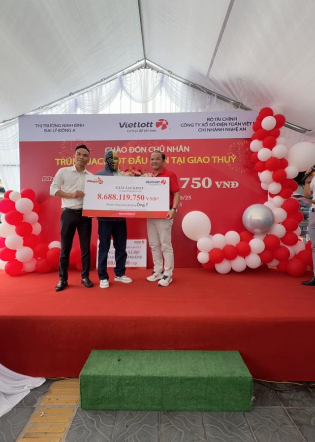 Trúng Vietlott 8,7 tỷ đồng, người đàn ông ở Ninh Bình mặc áo chống nắng nhận thưởng, "nuôi" 1 dãy số 8 năm - Ảnh 2.