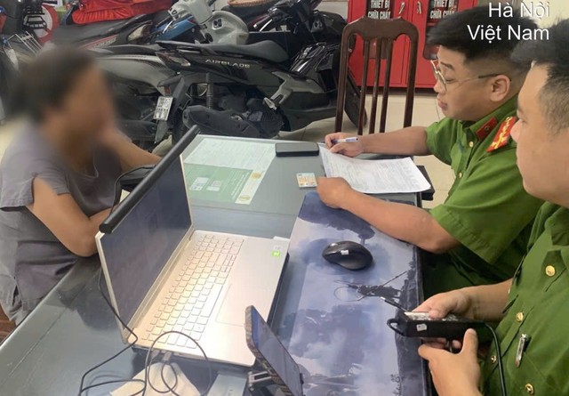 Mắng chửi, đòi thu tiền đỗ xe tại nhà tang lễ ở Hà Nội, người phụ nữ lập tức "lên phường", bị phạt kha khá  - Ảnh 2.