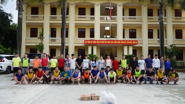 Gần 200 cảnh sát ra quân, bắt 74 người, tịch 2 thu thùng tài liệu lớn chứa hàng trăm kịch bản lừa đảo - Ảnh 2.