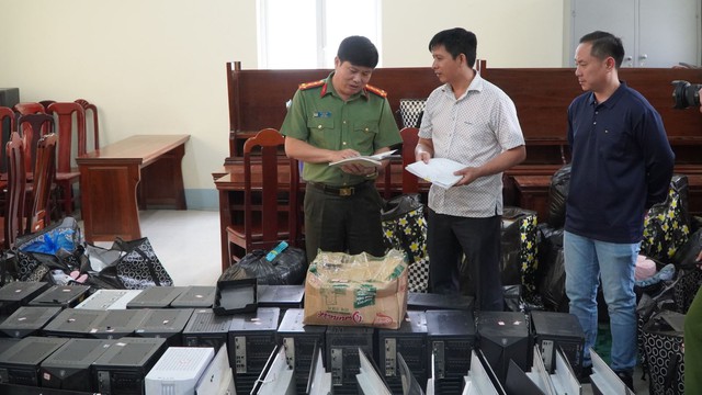 Gần 200 cảnh sát ra quân, bắt 74 người, tịch 2 thu thùng tài liệu lớn chứa hàng trăm kịch bản lừa đảo - Ảnh 4.