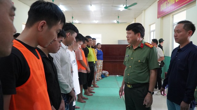 Gần 200 cảnh sát ra quân, bắt 74 người, tịch 2 thu thùng tài liệu lớn chứa hàng trăm kịch bản lừa đảo - Ảnh 5.