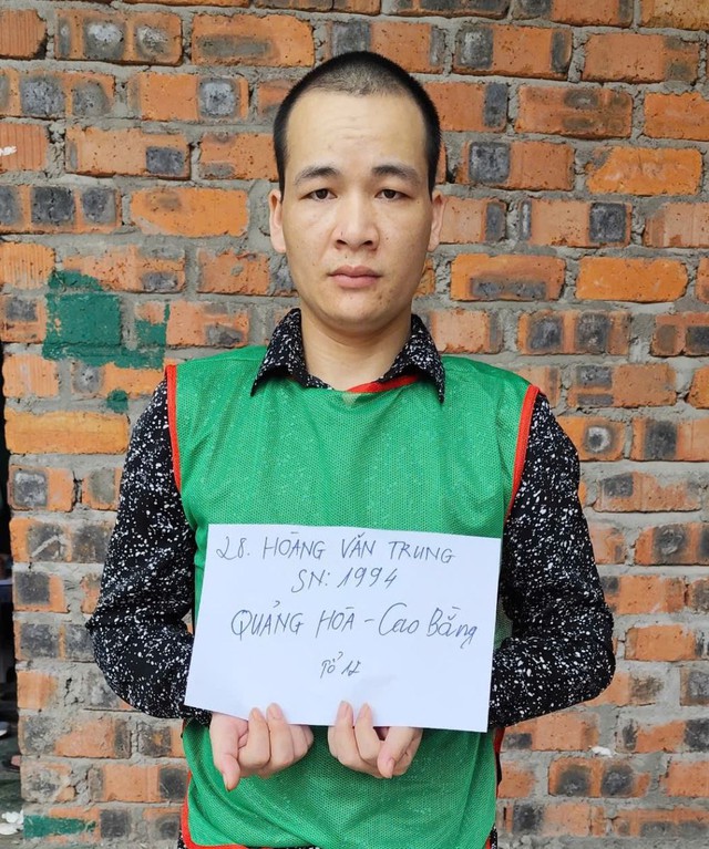 Gần 200 cảnh sát ra quân, bắt 74 người, tịch 2 thu thùng tài liệu lớn chứa hàng trăm kịch bản lừa đảo - Ảnh 1.