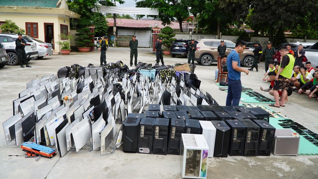 Gần 200 cảnh sát ra quân, bắt 74 người, tịch 2 thu thùng tài liệu lớn chứa hàng trăm kịch bản lừa đảo - Ảnh 3.