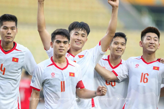 TRỰC TIẾP U23 Việt Nam 1-0 U23 Lào: HLV Kim Sang-sik tung chân sút Việt kiều vào sân - Ảnh 1.