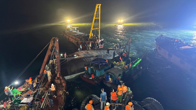 Đắm tàu trên Vịnh Hạ Long chở 53 người: Vớt được 34 thi thể, còn 8 người mất tích - Ảnh 1.