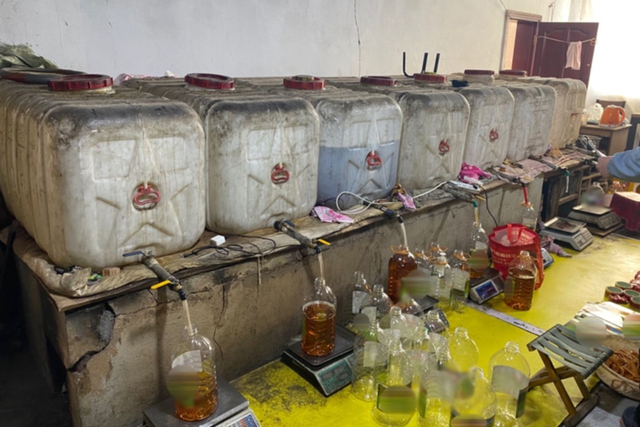 Đột kích căn nhà ở ngoại ô, thu giữ hàng trăm lít dầu ăn giả, số tiền lên đến 25 tỷ đồng - Ảnh 2.