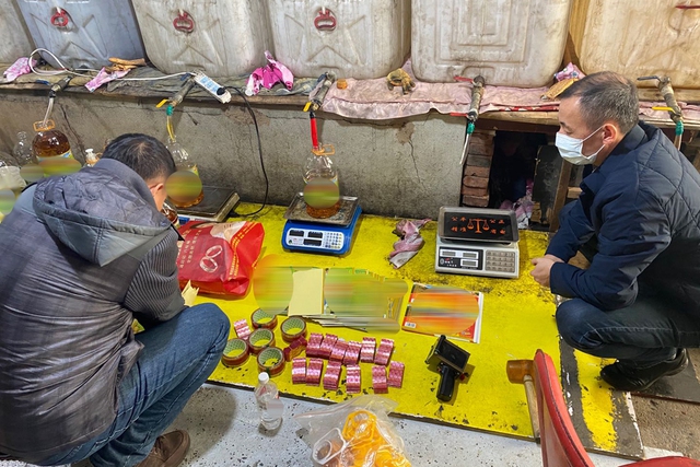 Đột kích căn nhà ở ngoại ô, thu giữ hàng trăm lít dầu ăn giả, số tiền lên đến 25 tỷ đồng - Ảnh 4.