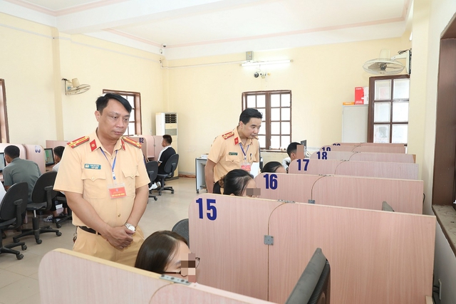 Thi sát hạch GPLX mới nhất ở Hà Nội: Cứ 10 người thi có gần 6 người trượt - Ảnh 1.