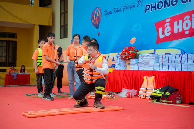 Gặp nạn khi đi thuyền du lịch biển: Quần áo ướt cũng không được cởi ra, tư thế giúp tăng khả năng sống sót - Ảnh 1.