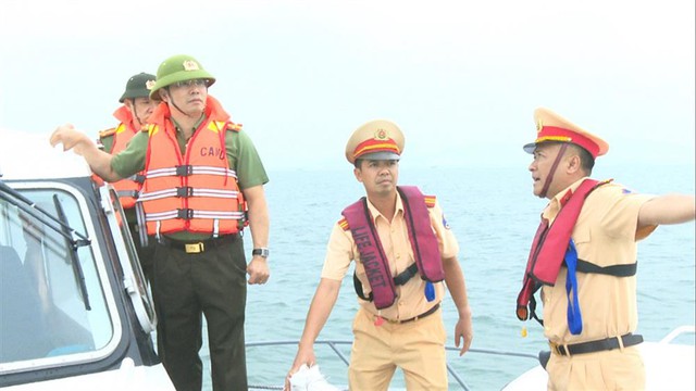 Vụ lật tàu trên vịnh Hạ Long: Tìm thấy thi thể bé trai gần đảo Ti Tốp trước khi bão về - Ảnh 2.