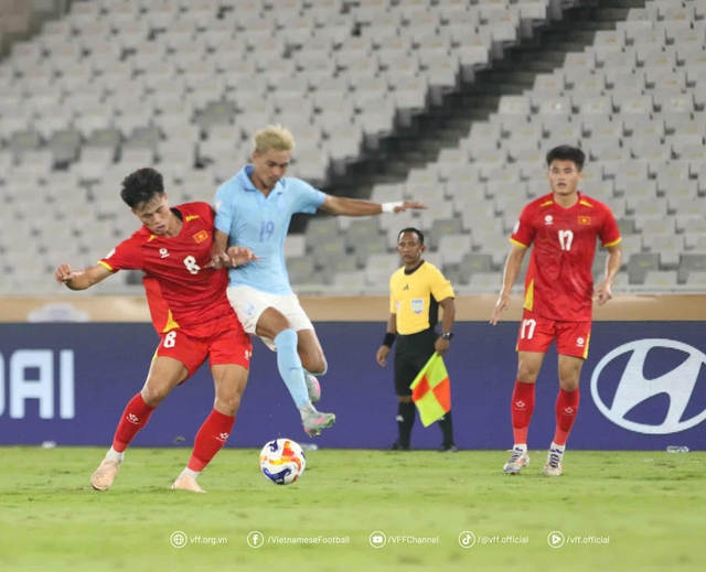 TRỰC TIẾP U23 Việt Nam 1-1 Campuchia: U23 Việt Nam trả giá đắt với bàn thua - Ảnh 1.