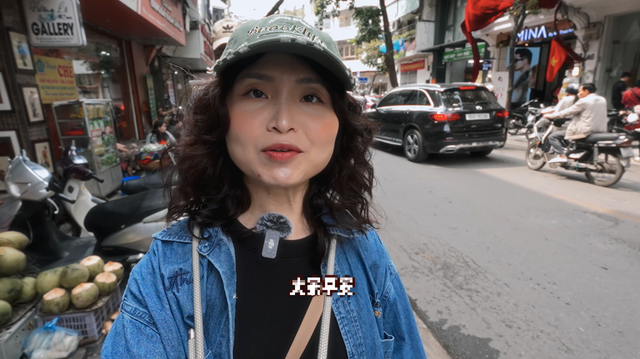 Khách Trung Quốc mê mẩn 1 món bún trong ngõ ở Hà Nội, ăn xong phải “giơ ngón cái” vì vị ngon tuyệt hảo - Ảnh 1.
