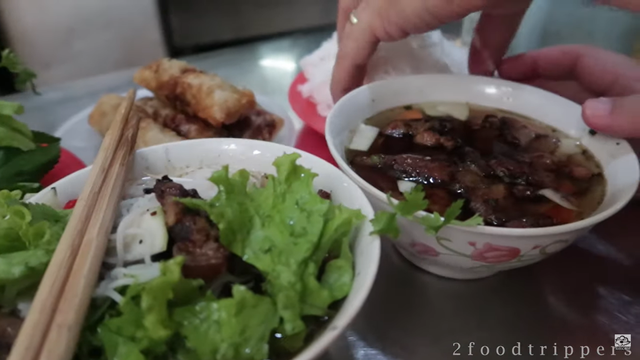 Khách Tây nhận xét: Đây là cửa hàng bún chả ngon nhất ở Hà Nội - Ảnh 3.