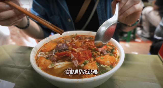 Khách Trung Quốc mê mẩn 1 món bún trong ngõ ở Hà Nội, ăn xong phải “giơ ngón cái” vì vị ngon tuyệt hảo - Ảnh 2.